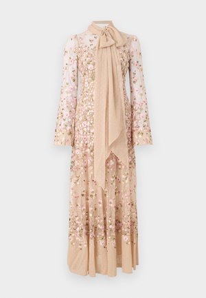 Beige langærmet kjole med gennemsigtigt stof, pink blomsterbroderi, høj krave og et stort sløjfedetalje ved kraven.