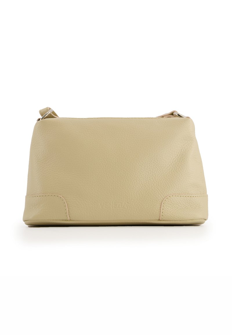 Crème-kleurige leren tas met een zachte textuur, rechthoekige vorm en minimalistisch design. Voorzien van subtiele stiksels en een logobekleding.