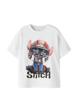 Biały t-shirt z kreskówkowym niebieskim kosmitą w czerwonym kasku futbolowym, siedzącym na piłce futbolowej, z tekstem "Stitch" poniżej.