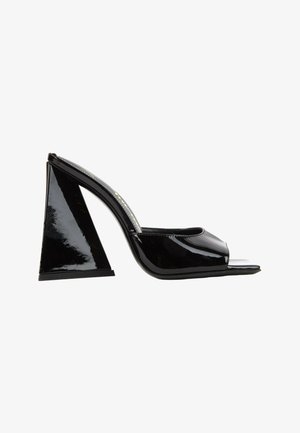 Mule en cuir verni noir à bout ouvert avec un talon bloc géométrique haut et large et un design slip-on.