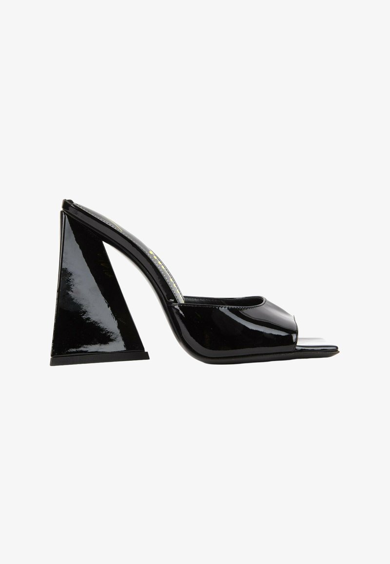 Mule en cuir verni noir à bout ouvert avec un talon bloc géométrique haut et large et un design slip-on.