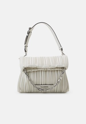 Sac à main blanc plissé avec une sangle réglable et un détail en chaîne argentée à l'avant sur un fond blanc uni.