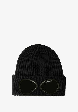 Beanie nero lavorato a maglia con texture a coste e risvolto. Presenta occhiali tondi neri integrati sul davanti, con un dettaglio del logo.