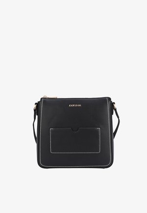 Schwarze Leder-Crossbody-Tasche mit weißer Naht, Fronttasche und goldenen Hardware-Akzenten. Verfügt über einen Reißverschluss und einen verstellbaren Trageriemen.