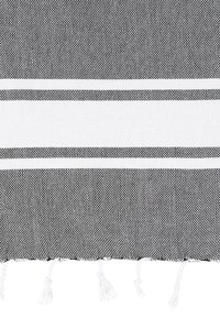 Schwarz-weiße gewebte Decke mit einem strukturierten Muster, die zwei horizontale weiße Streifen und einen weißen Fransenbesatz am unteren Rand aufweist.