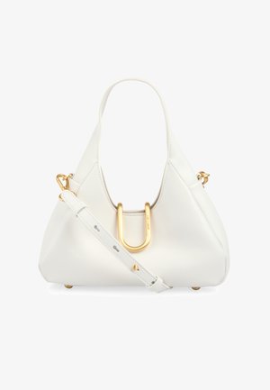 Weiße Lederhandtasche mit einem oberen Griff, abnehmbarem Schulterriemen und einem zentralen goldfarbenen U-förmigen Metallakzent.