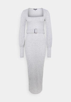 Robe longue grise à manches longues en tissu doux, avec un décolleté carré et une silhouette ajustée, rehaussée d'une ceinture et d'une boucle rectangulaire.