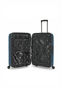 Valigia rigida, esterno blu scuro, con due ruote, manico retrattile, aperta con interno nero, tasche in rete e fodera con motivo del logo.