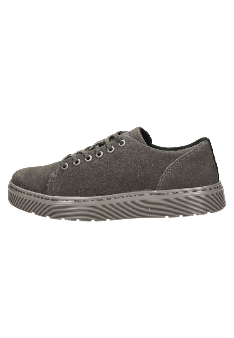 Sneaker in suede grigio con punta rotonda, chiusura a lacci a sei occhielli e suola in gomma texturizzata. Accentuato da un'etichetta sul tallone con logo.