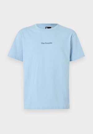 Hellblaues, kurzärmeliges Baumwoll-T-Shirt mit "The Kooples" in kleinen schwarzen Buchstaben mittig auf der Brust bestickt.