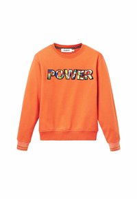 Oranje sweatshirt met een ronde halslijn en lange mouwen. Heeft het woord "POWER" in kleurrijke, patroonletters over de voorkant.