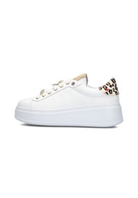 Witte platform sneakers met een gladleren bovenwerk, versierd met zilveren hardware en een luipaardprintaccent op de hiel.