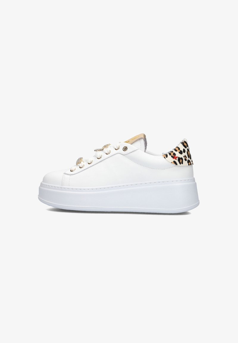 Witte platform sneakers met een gladleren bovenwerk, versierd met zilveren hardware en een luipaardprintaccent op de hiel.