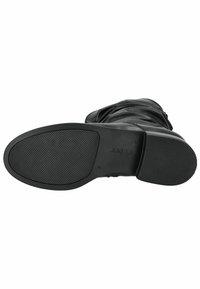 Bota de cuero negro con un diseño arrugado, suela de goma texturizada y parte superior suave. Presenta una punta redonda y un mínimo de marcas en la suela.