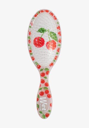 Brosse à cheveux avec des poils en plastique transparent et un manche rose décoré de cerises rouges et de feuilles vertes.