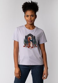 Lila Baumwoll-T-Shirt mit einer stilisierten Fuchs-Grafik, umgeben von Blumen und grünen Blättern in dunkleren Tönen, mit rundem Halsausschnitt und kurzen Ärmeln.