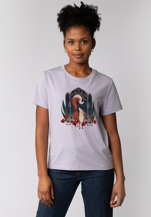 T-shirt en coton lilas avec un graphique stylisé de renard entouré de fleurs et de feuilles vertes aux teintes plus foncées, avec un col rond et des manches courtes.