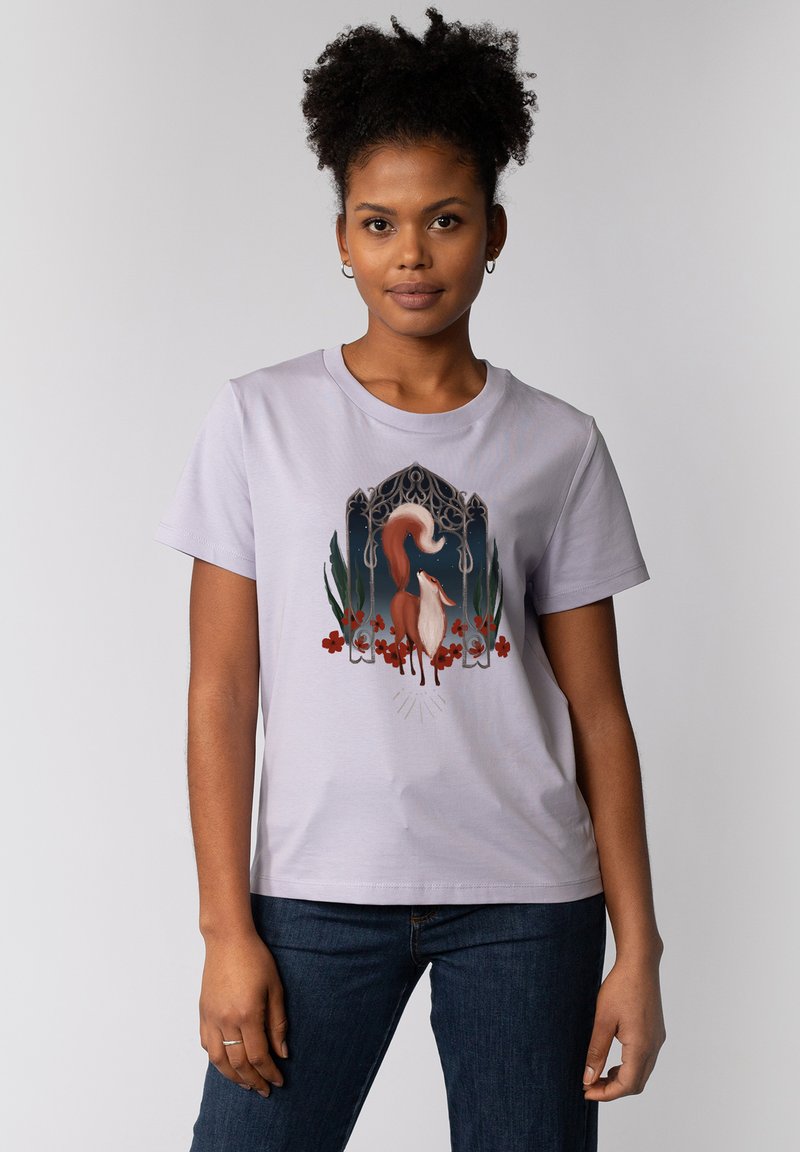 Lila Baumwoll-T-Shirt mit einer stilisierten Fuchs-Grafik, umgeben von Blumen und grünen Blättern in dunkleren Tönen, mit rundem Halsausschnitt und kurzen Ärmeln.