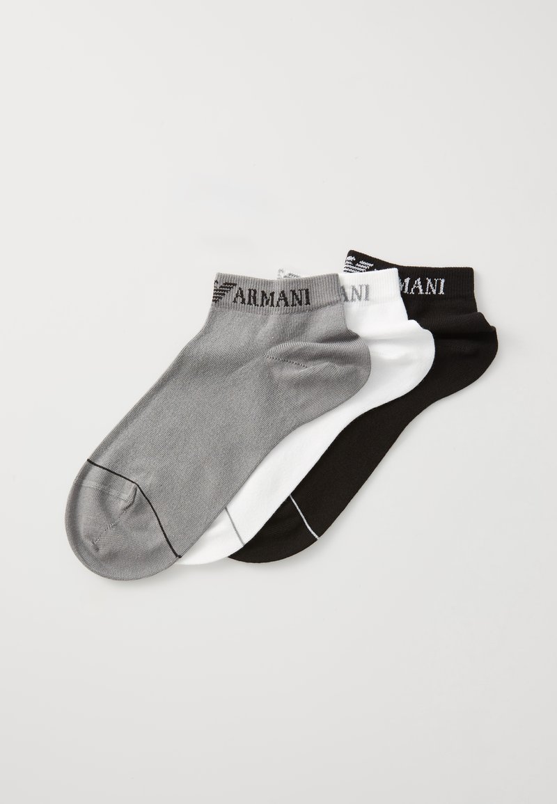 Három pár bokazokni szürke, fehér és fekete színben. Minden zoknin bordázott szegély található, és egy logó fut végig a felső perem mentén. Sima tapintású.