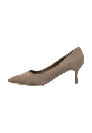 Zapato de tacón bajo y fino para mujer de ante color topo con puntera puntiaguda sobre fondo blanco.