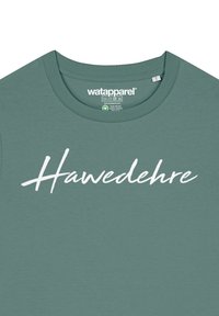 Grünes Baumwoll-T-Shirt mit Rundhalsausschnitt und kurzen Ärmeln. Auf der Vorderseite steht der Text „Hawedehre“ in weißer Schreibschrift.