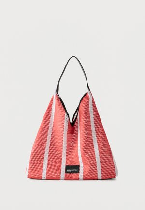Sac cabas rayé rouge et blanc avec bordures noires et une bandoulière noire unique, affichant une petite étiquette noire au centre en bas.