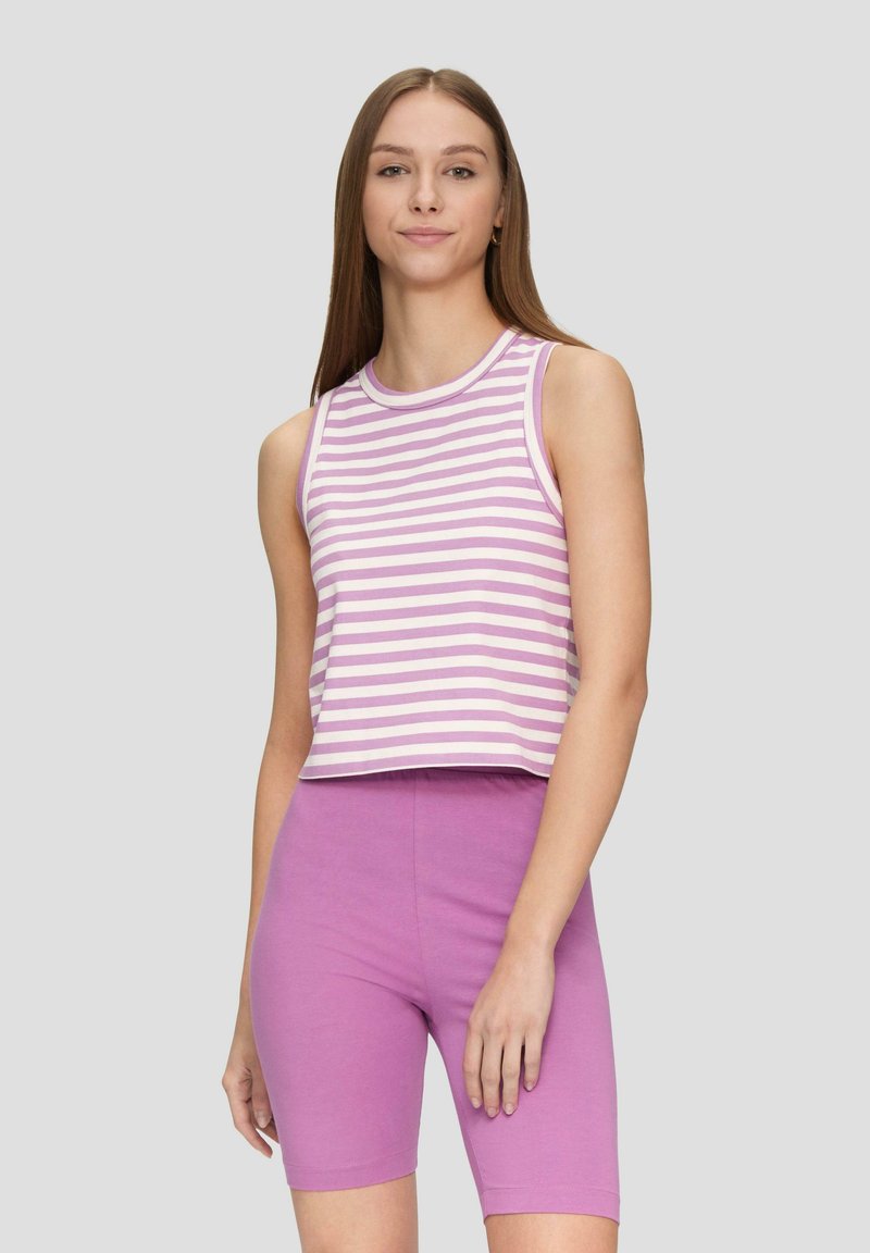 Valkoinen ja purppura raidoitettu hihaton crop-top yhdistettynä tummanpurppuriin korkeavyötäröisiin shortseihin, molemmat valmistettu pehmeästä kankaasta.
