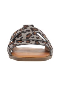 Sandalo a ciabatta con stampa leopardata, dotato di cinturini in tessuto grigio e una suola in pelle color cuoio, caratterizzato da una suola piatta e ritagli decorativi nel design.