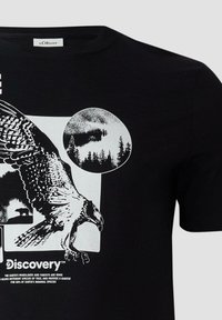 Czarny t-shirt z białą grafiką przedstawiającą sowę w locie, okrągł�ą sylwetką lasu, wizerunkiem niedźwiedzia oraz napisem "Odkrycie" na dole.