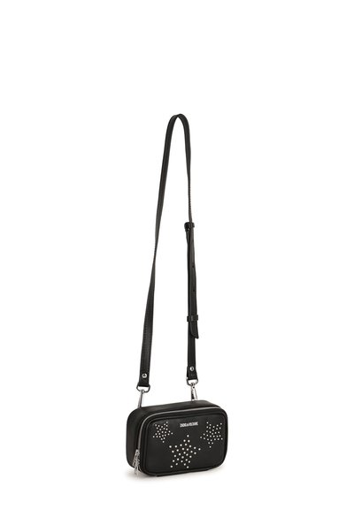Borsa nera in ecopelle con forma rettangolare, presenta decorazioni in metallo argento disposte in motivi a stella e una tracolla regolabile.