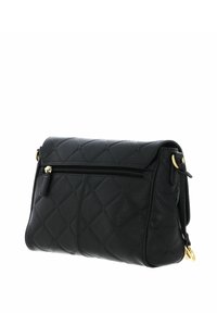 Borsa in pelle nera trapuntata con hardware dorato, dotata di una tasca con zip. Forma rettangolare compatta con superficie texturizzata.