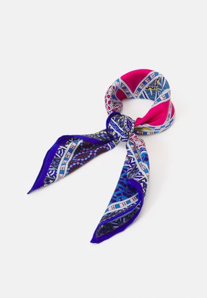Silketørklæde med geometriske og mosaikmønstre i pink, blå, hvid og gul, bundet i en løs knude på hvid baggrund.