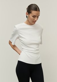 LOGAN - Paprasti marškinėliai - white