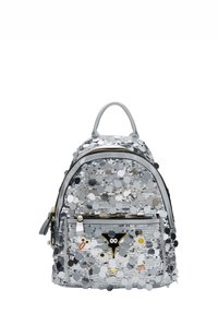 Ezüst flitteres hátizsák, lekerekített formával, elülső zsebében játékos foltokkal díszítve. Két felső fogantyúval és cipzáras záródással rendelkezik.