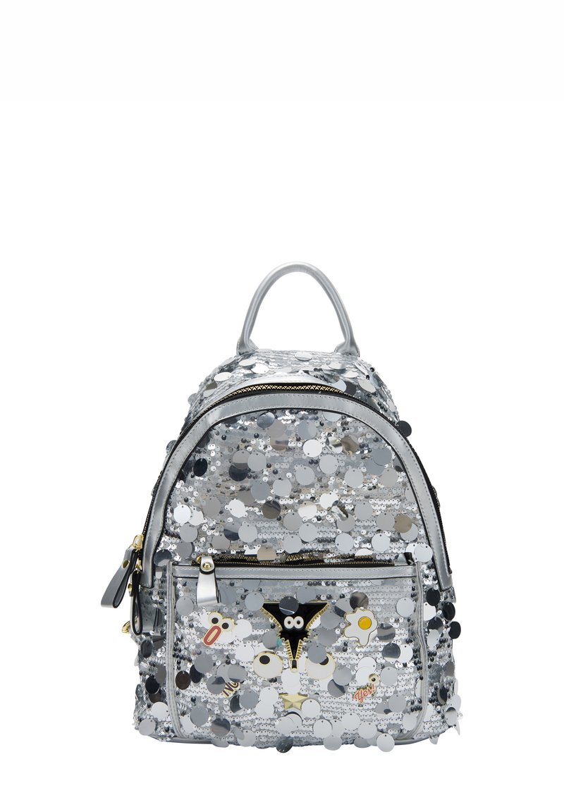 Ezüst flitteres hátizsák, lekerekített formával, elülső zsebében játékos foltokkal díszítve. Két felső fogantyúval és cipzáras záródással rendelkezik.