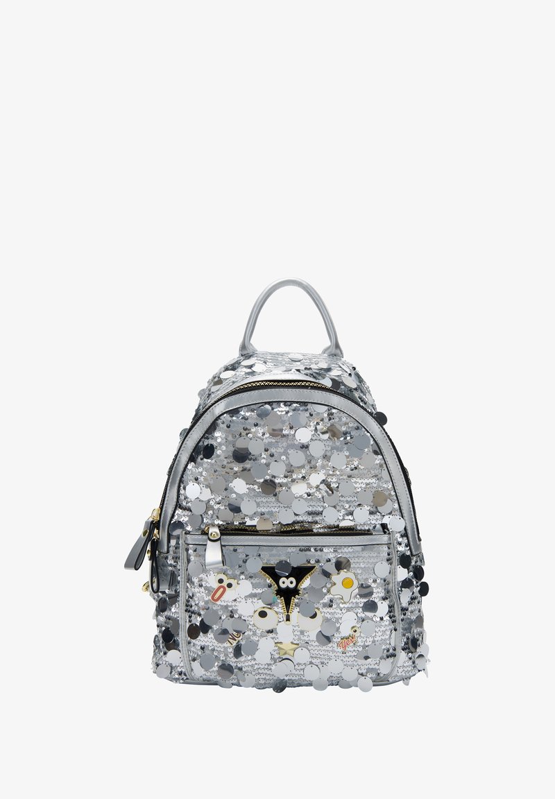 Ezüst flitteres hátizsák, lekerekített formával, elülső zsebében játékos foltokkal díszítve. Két felső fogantyúval és cipzáras záródással rendelkezik.