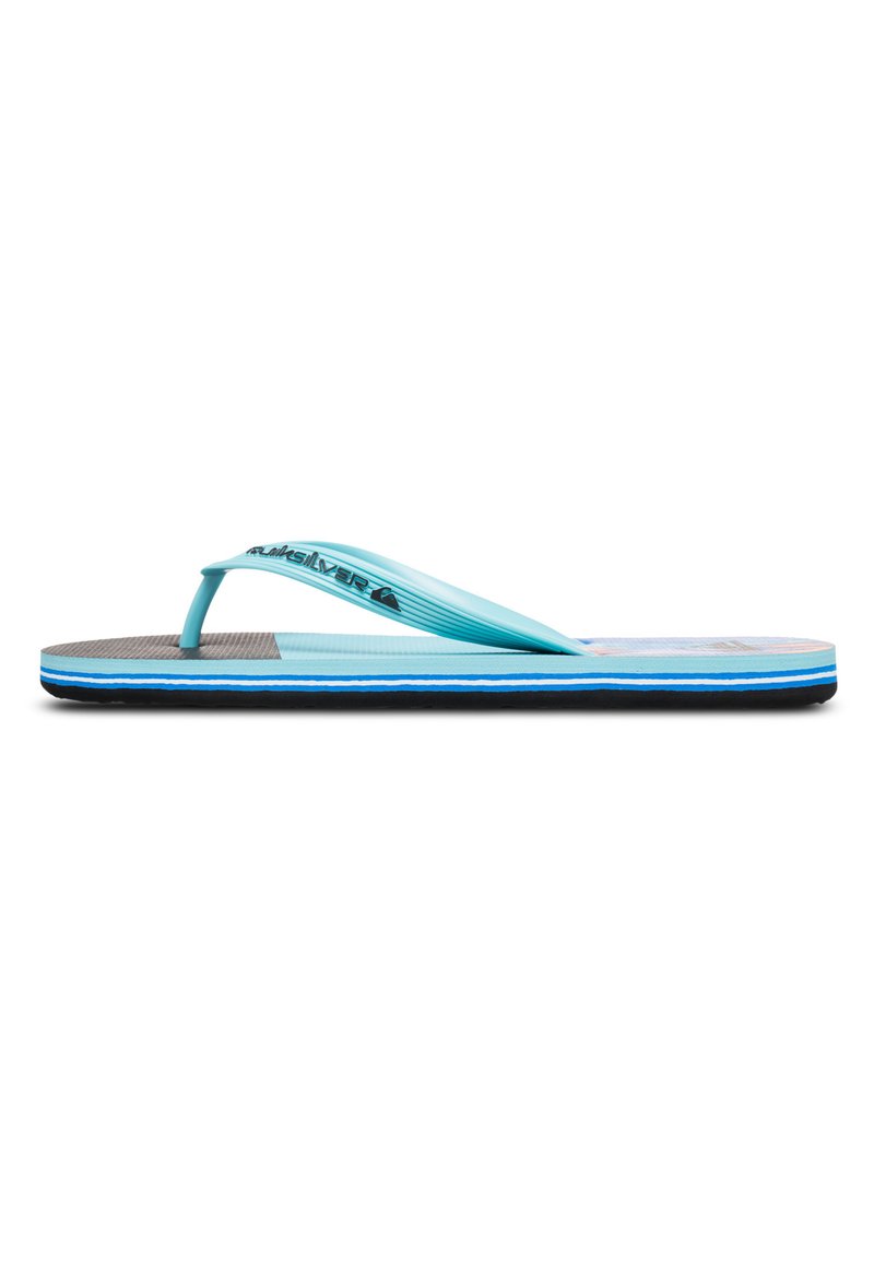 Des tongs en caoutchouc bleu avec une semelle intérieure texturée, une semelle extérieure noire et un contour bleu contrasté. Présente un design de lanière minimaliste et un imprimé de logo.