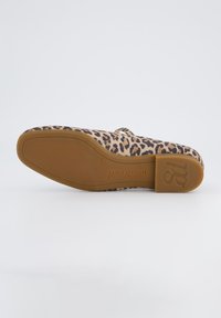 Boty s leopardským vzorem a plochou podešví, s hnědou kaučukovou podrážkou a značkovým razítkem. Měkký materiál s designem zaoblené špičky.