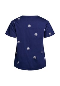 Námořnická modrá tričko s krátkým rukávem a kulatým výstřihem, zdobené bílou květinovou výšivkou rozptýlenou po látce. Měkká bavlněná textura.