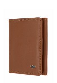Portefeuille bifold en cuir marron avec bords cousus et un petit emblème logo argenté dans le coin inférieur, présenté fermé sur fond blanc.
