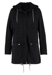 Mustat farkkutakki hupulla, edessä nappikiinnitys, kiristysnauhat ja kaksi suurta läpällistä taskua. Sisältää teksturoitu vyötäröpaneeli ja raidalliset yksityiskohdat.