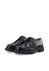 Scarpe in vernice nera con punta rotonda e cuciture minime. Presentano lacci e una suola piatta in gomma per maggiore stabilità.