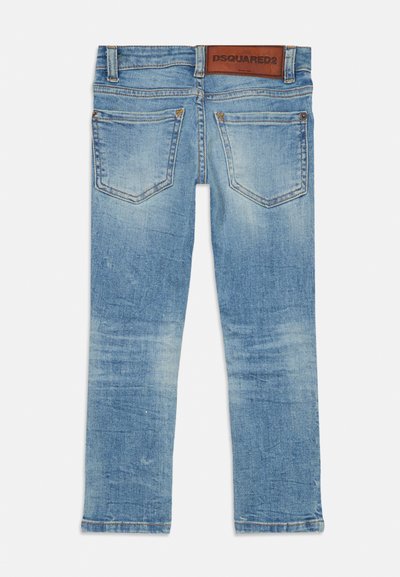 Ljusblå denimjeans med en blekt finish, fem fickor och en läppetikett vid den bakre midjan. Raka ben med synliga sömnadsdetaljer.
