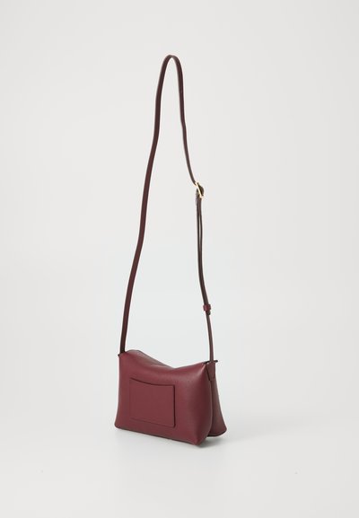 Bolsa de ombro em couro borgonha com um acabamento texturizado, formato retangular, alça ajustável única e um bolso de remendo na lateral.