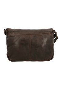 Brun læder crossbody taske med en blød tekstur, rektangulær form, top lynlås lukning og markante sømdetaljer på forsiden.