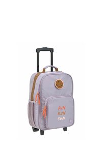 Sac à dos violet à roulettes avec une sangle marron, un patch smiley, des tirettes de fermeture éclair orange, et une poche avant affichant "FUN RUN SUN" en multicolores.