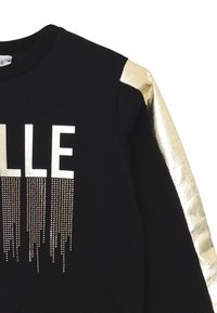 Felpa nera con dettagli metallici dorati sulle spalle, con testo bianco e dettagli di strass che scendono verso il basso.