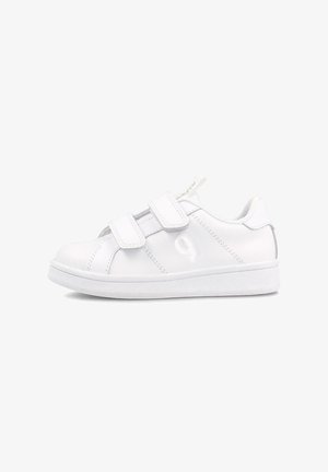 Zapatillas blancas con dos tiras de velcro, parte superior de material sintético liso, punta redondeada, suela texturizada y diseño minimalista.