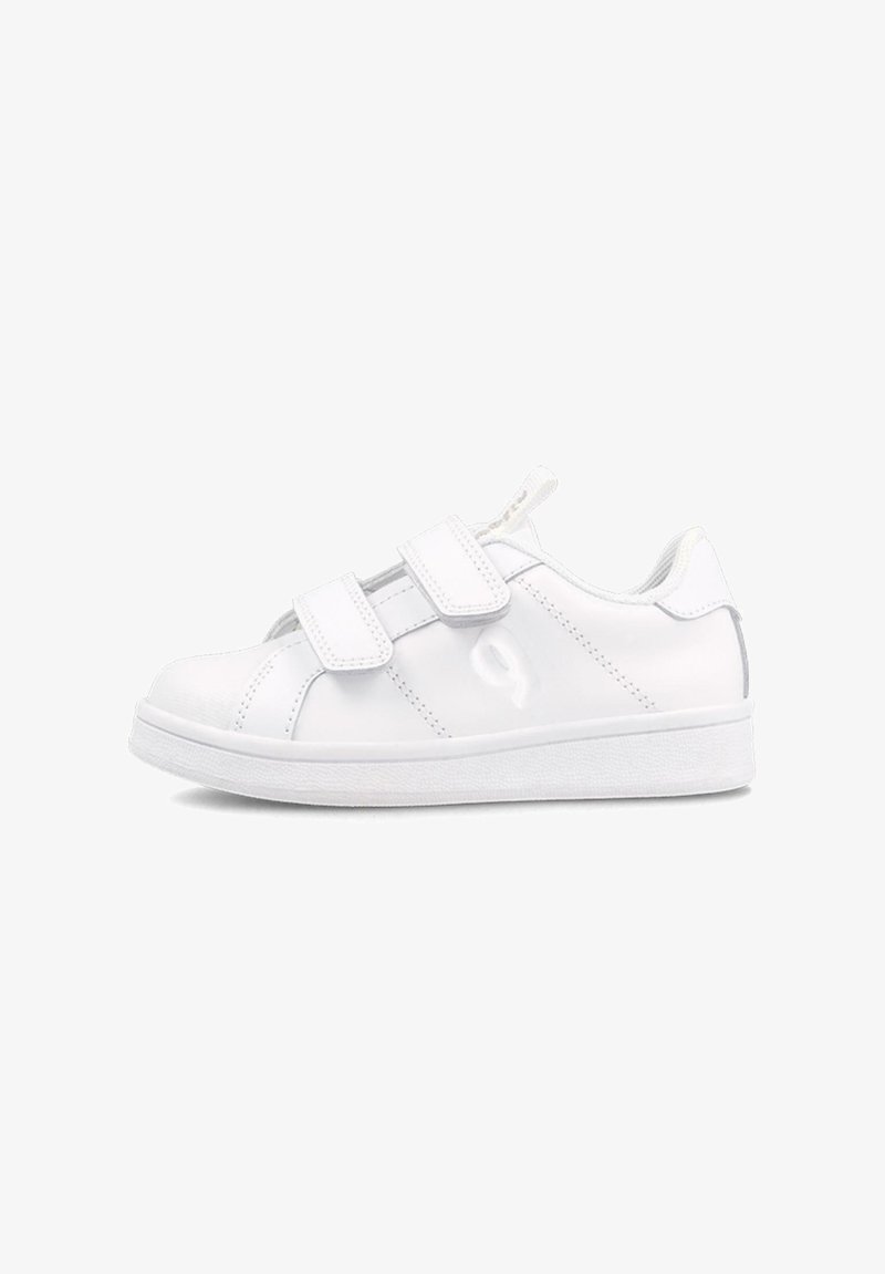 Zapatillas blancas con dos tiras de velcro, parte superior de material sintético liso, punta redondeada, suela texturizada y diseño minimalista.