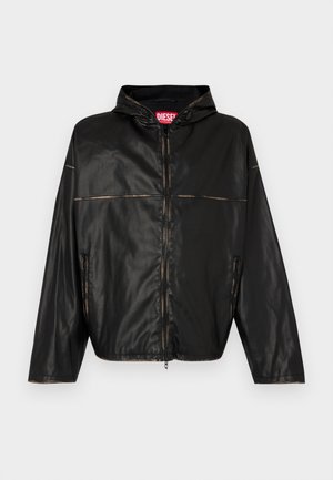 Schwarze Lederjacke mit matter Oberfläche, durchgehendem Frontreißverschluss, Kapuze mit Kordelzug und seitlichen Reißverschlusstaschen, verziert mit dezenten braunen Nahtakzenten.